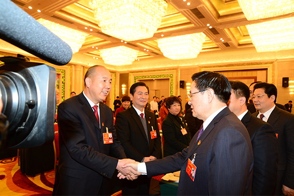 原河南省省委书记王国生亲切接见脱贫攻坚奖获得者张全收