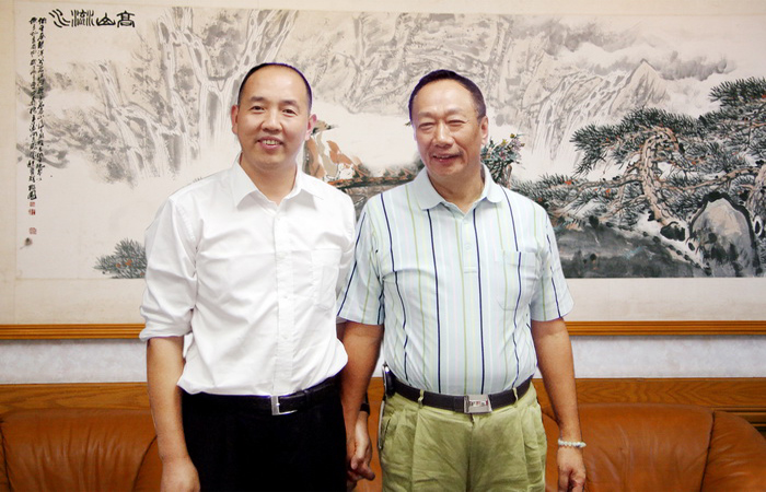 张全收董事长与富士康董事长郭台铭合影留念